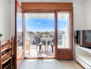 Living area - Beautiful apartment for 2 people with TV, terrace and pets allowed (Empuriabrava)