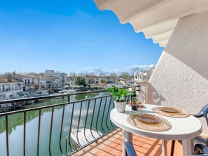 Outdoor dining - Lovely apartment for 2 people with TV, terrace and pets allowed (Empuriabrava)