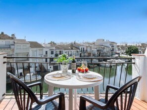 Outdoor dining - Beautiful apartment for 2 people with TV, terrace and pets allowed (Empuriabrava)