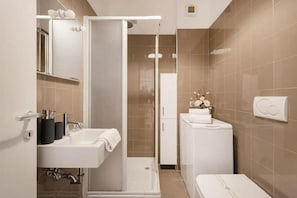 Douche, sèche-cheveux, bidet, savon