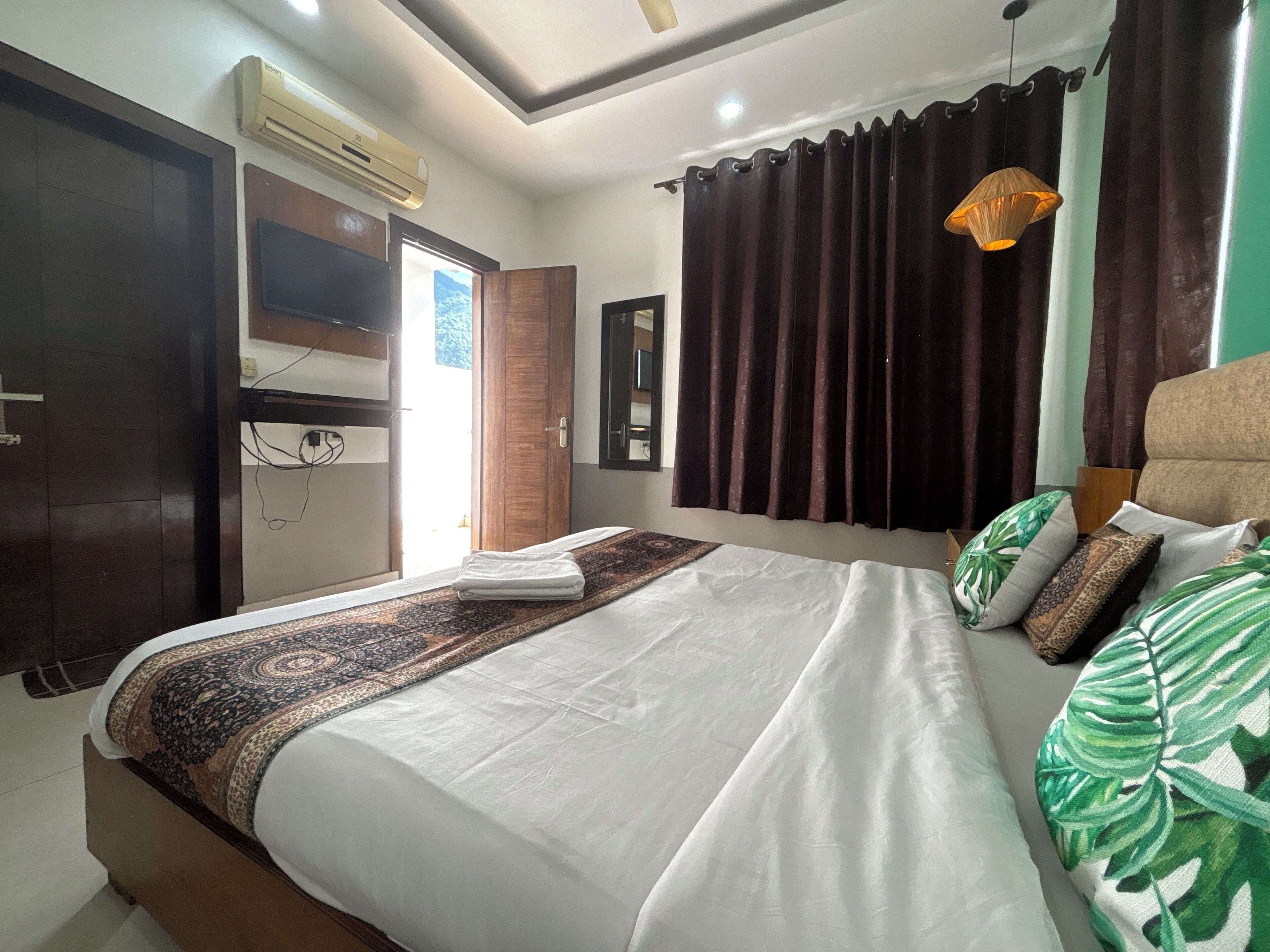 Family Room, 2 Bedrooms, Balcony, Mountain View