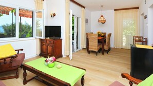 TV - Stunning private villa for 7 guests with A/C, WIFI, TV, terrace and pets allowed (Solin)