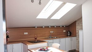 Private kitchen - Beautiful apartment for 4 people with WIFI, A/C, TV and balcony (Makarska)