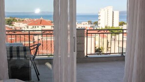 Interior - Beautiful apartment for 4 people with WIFI, A/C, TV and balcony (Makarska)