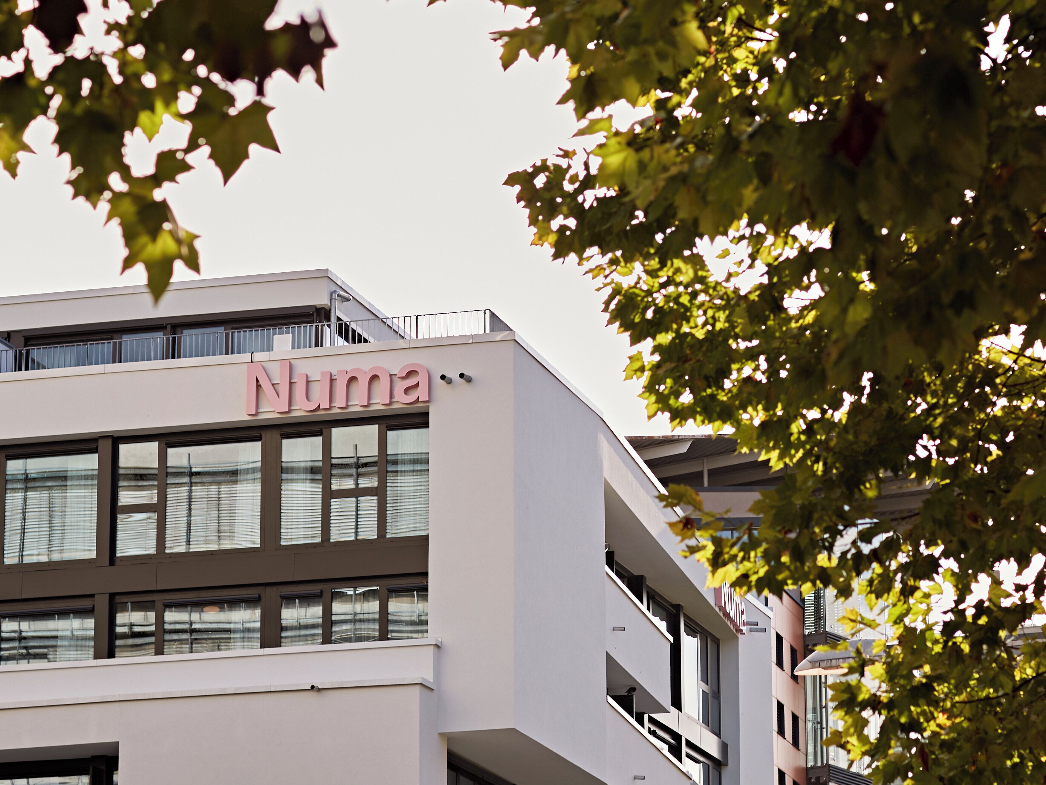 Un bâtiment moderne sur lequel on peut lire l’inscription « Numa ».