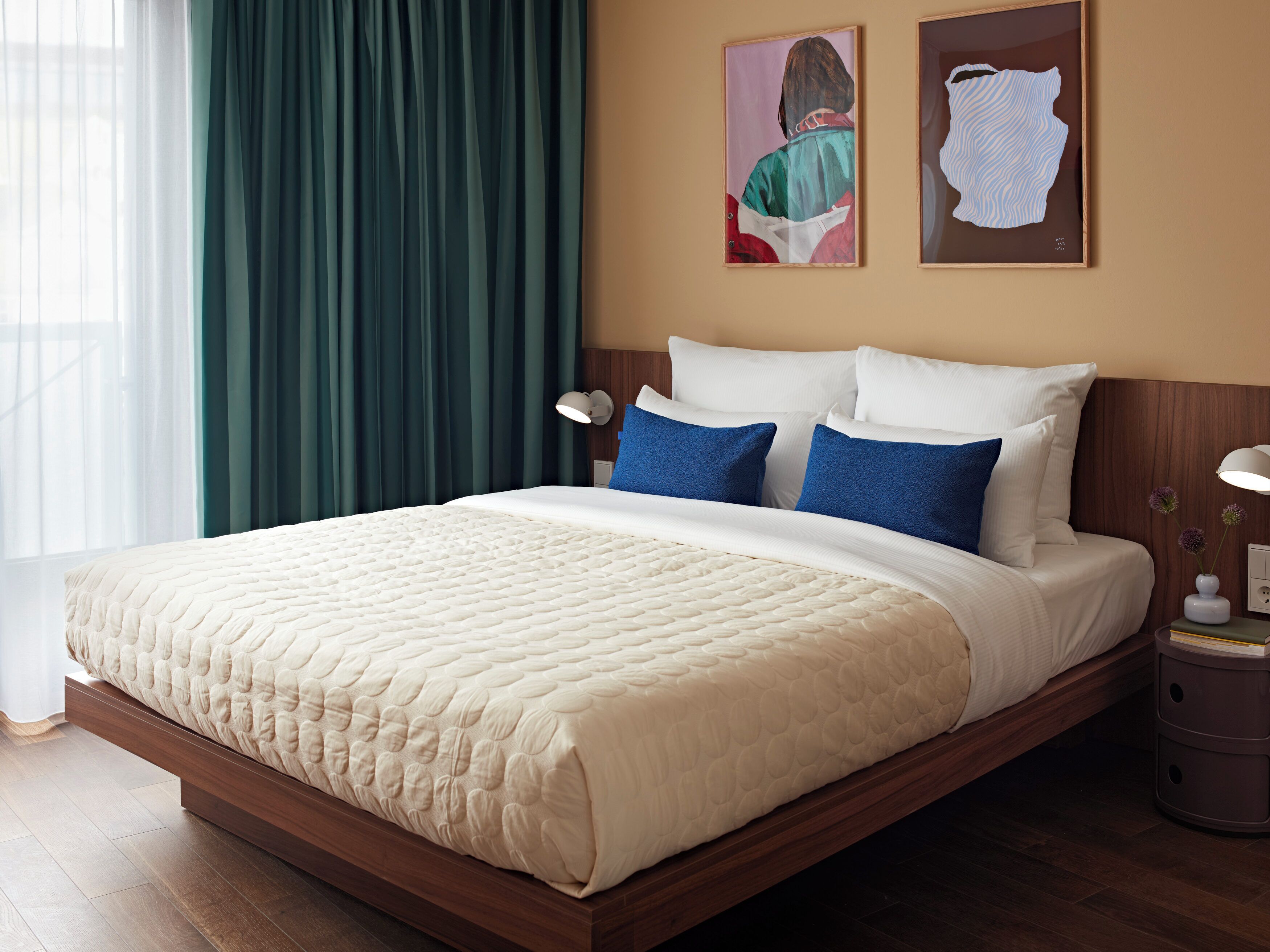 Sengetøy av topp kvalitet, safe på rommet og skrivebord