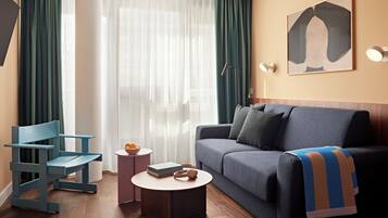 1 Bedroom Apartment with Sofa Bed | Phòng khách | Smart TV 43-inch có truyền hình kỹ thuật số