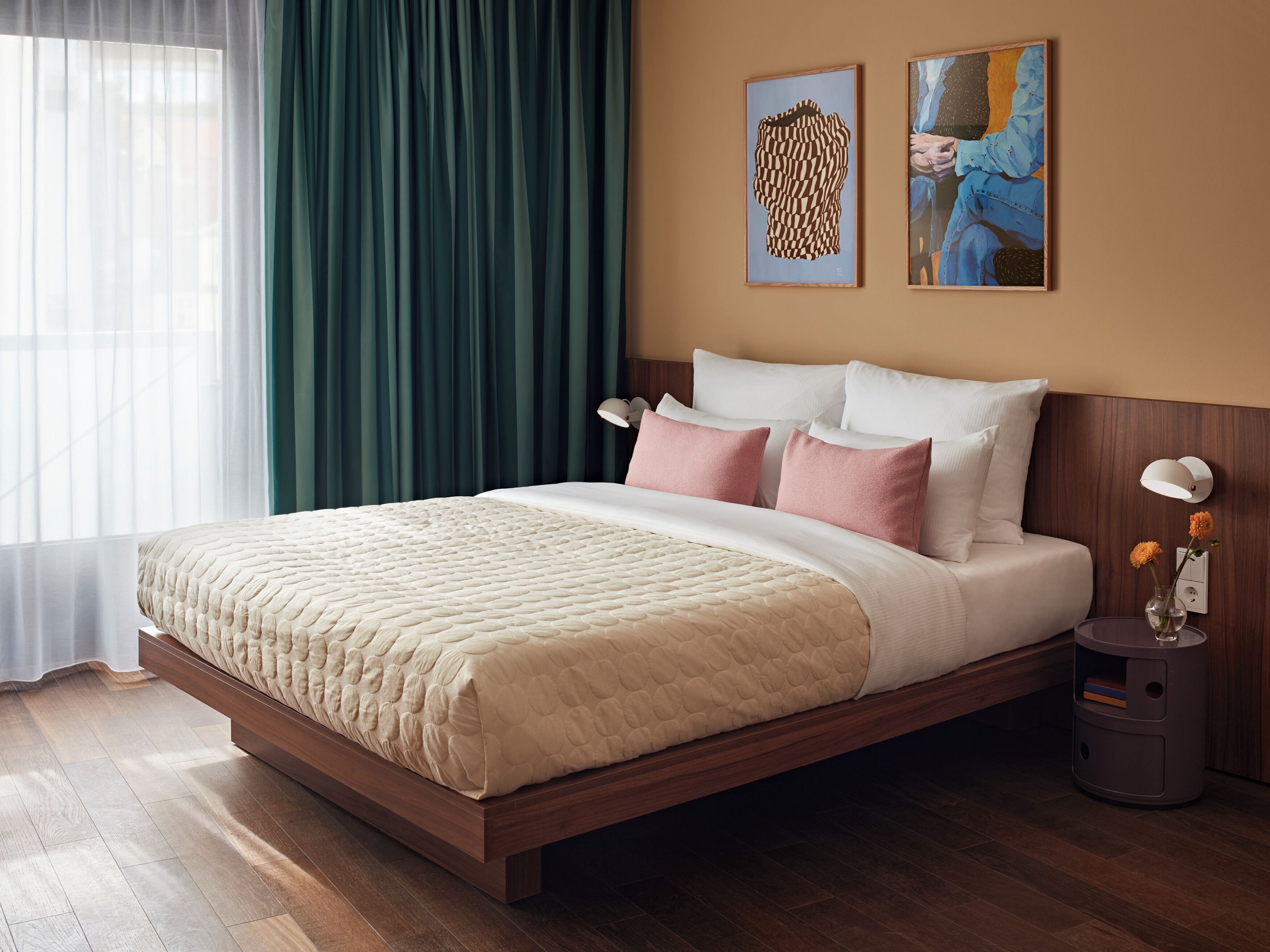 Seprai premium, brankas, meja kerja, dan ruang kerja ramah laptop