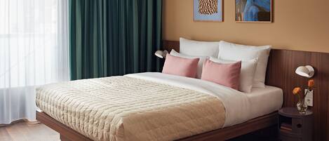 أغطية فراش متميزة وخزنة داخل الغرفة ومكتب ومساحة عمل للكمبيوتر المحمول