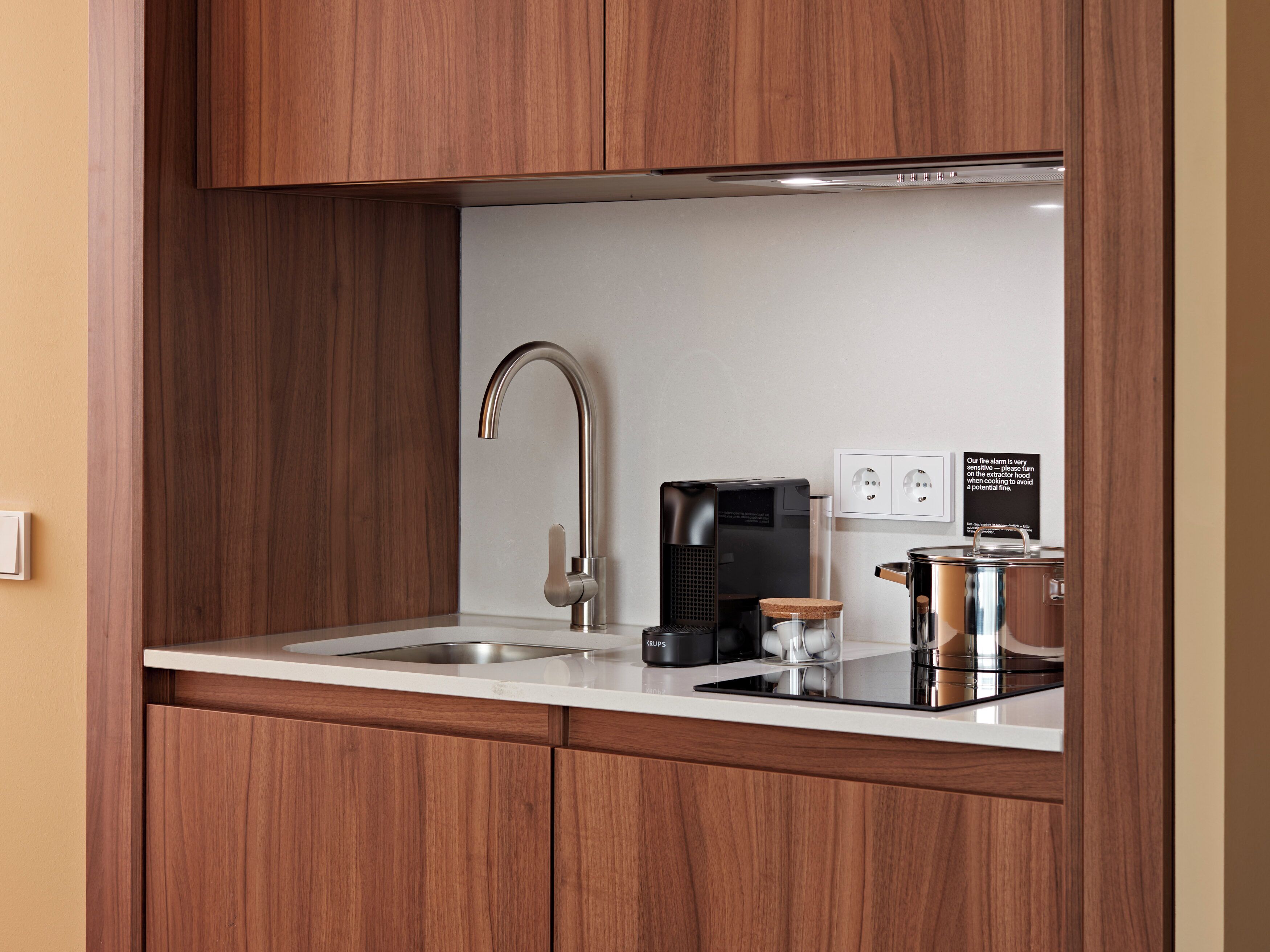 冷蔵庫、電子レンジ、コンロ、エスプレッソマシン