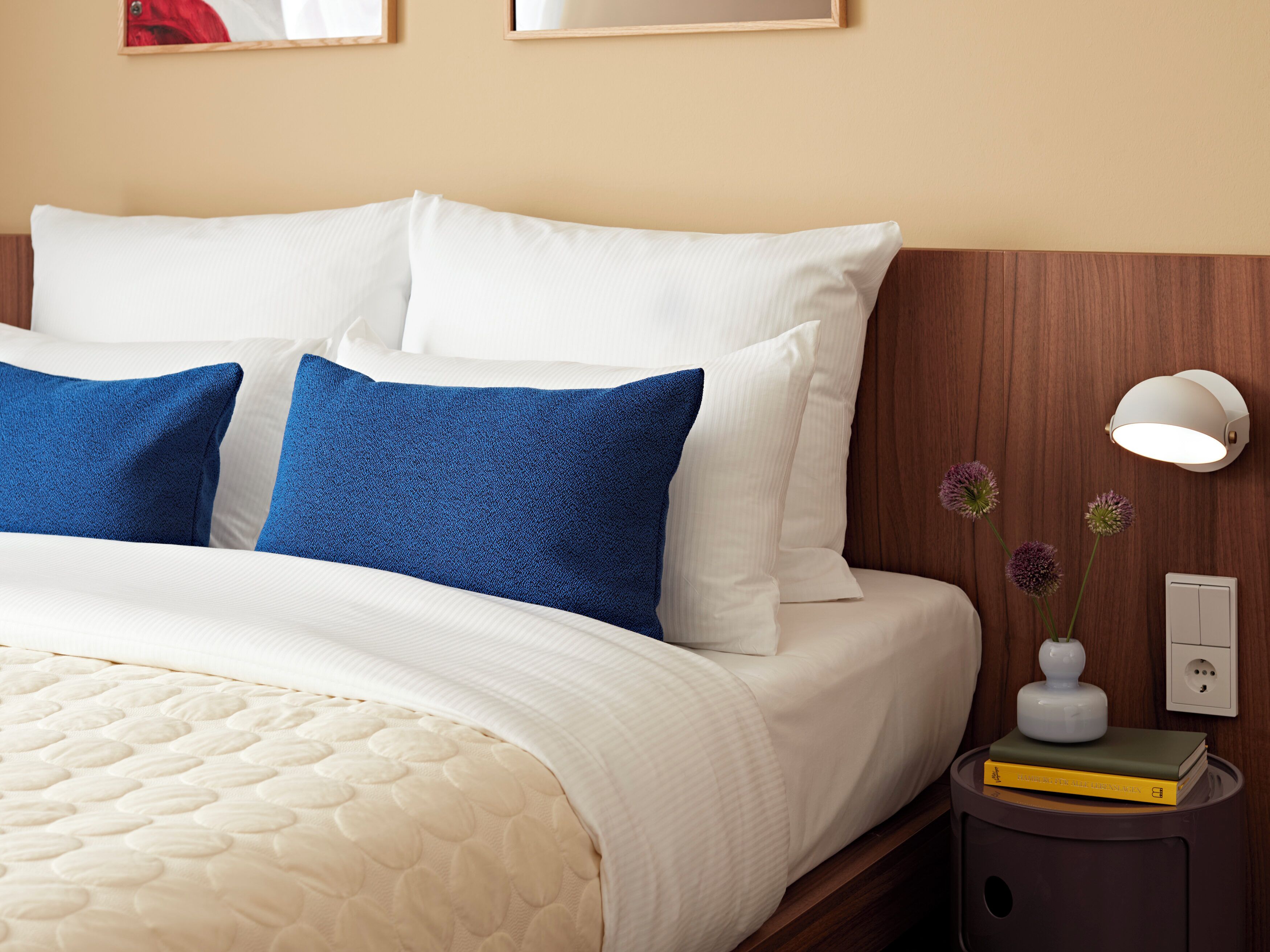 Sengetøy av topp kvalitet, safe på rommet og skrivebord