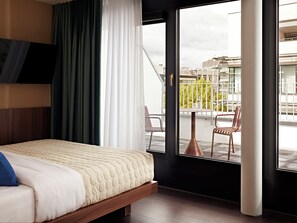 Studio – basic, balkong | Sengetøy av topp kvalitet, safe på rommet og skrivebord