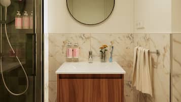 Ducha, artículos de tocador gratuitos, secador de pelo, toallas