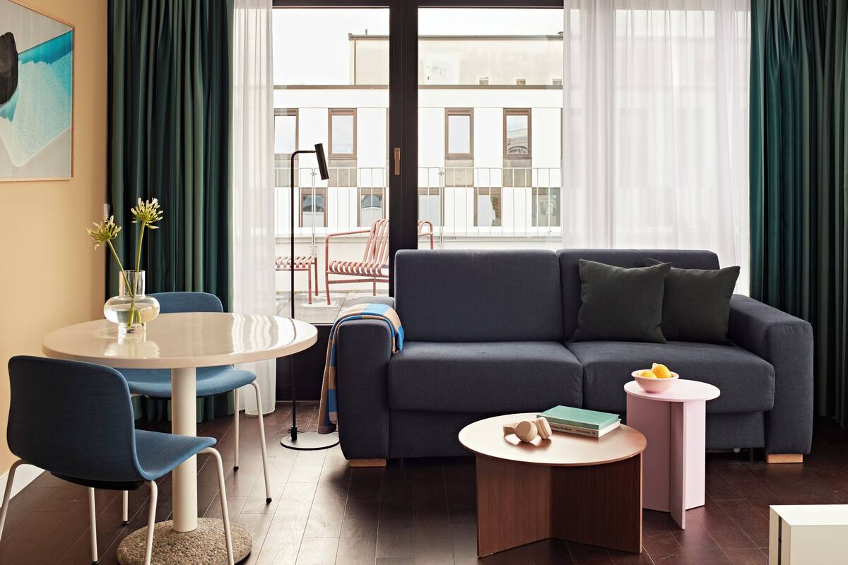 L Studio, Kitchenette, Terrace, Sofa Bed | Stofa | 43-tommu snjallsjónvarp með stafrænum rásum