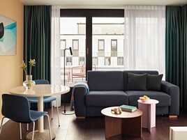 L Studio, Kitchenette, Terrace, Sofa Bed | Opholdsområde | 43-tommers smart-tv med digitale kanaler