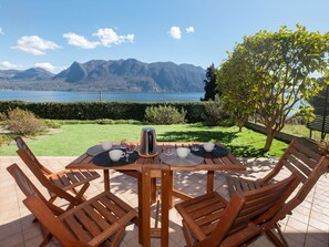 Outdoor dining - Beautiful apartment for 5 guests with WIFI, TV and patio (Ghiffa)