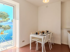 Dining - Cosy apartment for 6 guests with WIFI, TV, balcony and pets allowed (Domaso)