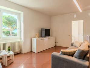 TV - Cosy apartment for 6 guests with WIFI, TV, balcony and pets allowed (Domaso)