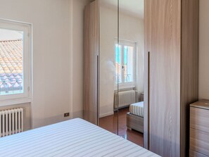 2 bedrooms, travel crib, free WiFi