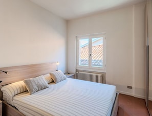 2 bedrooms, travel crib, free WiFi