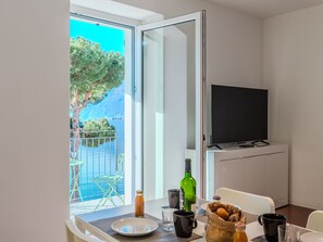 Dining - Lovely apartment for 4 guests with WIFI, TV, balcony and pets allowed (Domaso)