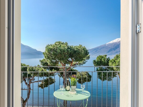 Outdoor dining - Lovely apartment for 4 guests with WIFI, TV, balcony and pets allowed (Domaso)