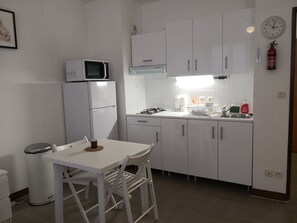 Fridge, microwave, oven, stovetop - Studio in the middle of Grenoble city center (Grenoble)