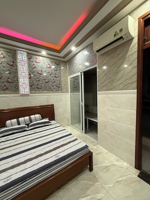 9 bedrooms, desk, iron/ironing board, WiFi