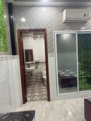 Dusche, Haartrockner, Bidet, Handtücher