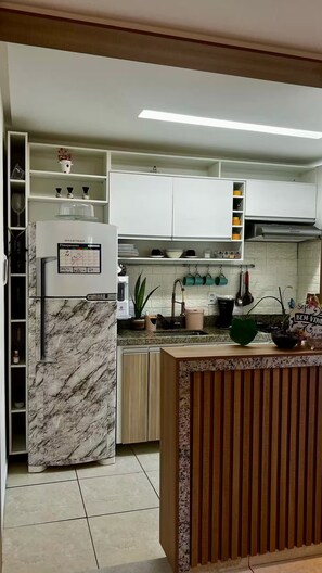 Kühlschrank, Herdplatte, Wasserkocher mit Kaffee-/Teezubehör