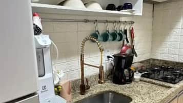 Geladeira, cooktop, cafeteira/chaleira, chaleira elétrica