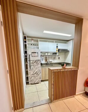 Refrigerador, placa de cocina, cafetera/tetera, tetera/pava eléctrica