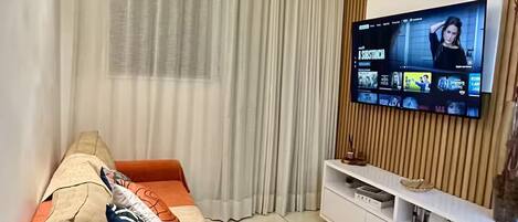 TV connectée, livres, médiathèque