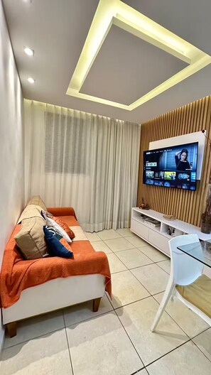 Smart TV, libros, biblioteca de música