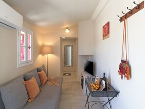 Deluxe Penthouse, Balcony, Acropolis View | リビング エリア | 32 インチの液晶テレビ (デジタル放送視聴可)