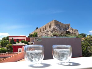 Une vue d’un bâtiment historique sous un ciel dégagé.