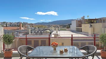Deluxe Penthouse, Balcony, Acropolis View | Pemandangan dari kamar