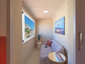 Deluxe Penthouse, Balcony, Acropolis View | Vardagsrum | 32-tums LCD-tv med digitalkanaler