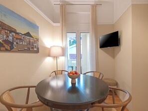 Deluxe Apartment, Balcony, City View | Dining room