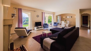 TV, fireplace, DVD player - Villa Cramond – Pool & unspoiled nature (Tourrettes-sur-Loup)