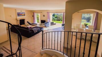 Télévision, cheminée