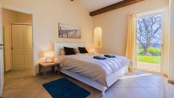 4 bedrooms, iron/ironing board, free WiFi, bed sheets