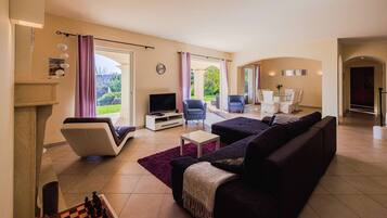 TV, fireplace, DVD player