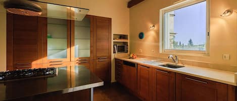 Een koelkast, een microgolfoven, een oven, een vaatwasser