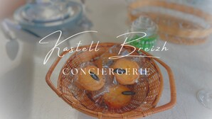 Un panier en osier rempli de pâtisseries, posé sur une table.