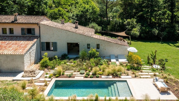 A house with a swimming pool, surrounded by a garden and trees. - Villa Health – River & pool by Gorges du Loup (Tourrettes-sur-Loup)