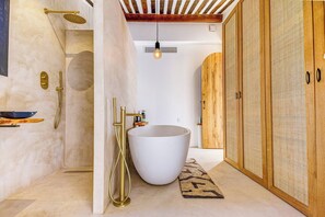 Douche, séchoir à cheveux, savon, shampooing