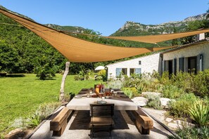 Outdoor dining - Villa Health – River & pool by Gorges du Loup (Tourrettes-sur-Loup)