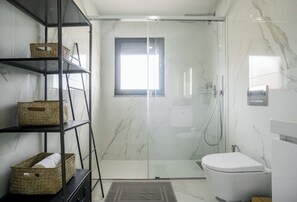 Dusche, Haartrockner, Handtücher, Toilettenpapier
