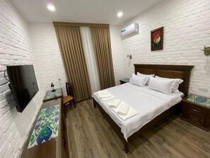 Standaard tweepersoonskamer | Een bureau, een laptopwerkplek, geluiddichte muren